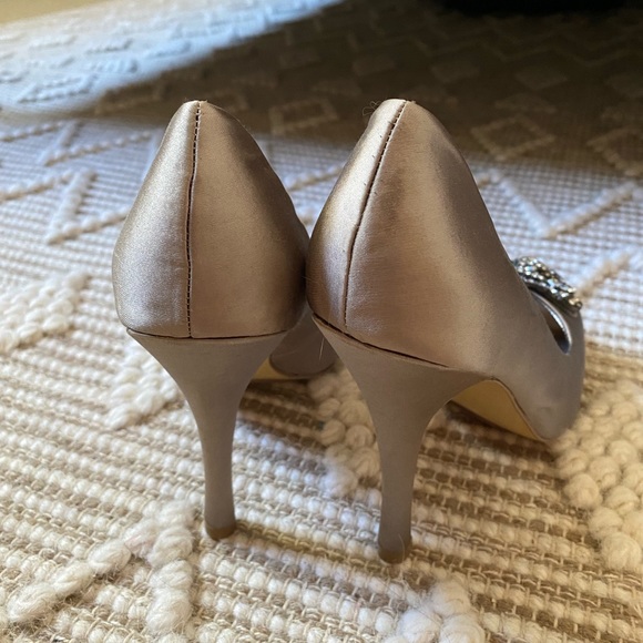 Taupe satin pumps with rhinestone detail - Picture 3 of 7
